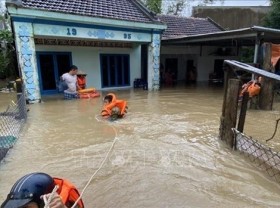 Image: Emergency relief provided for flood-hit people in Binh Dinh, Phu Yen