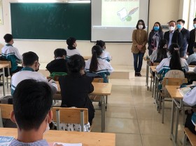 Image: Hanoi allows senior high-school students to return to school from December 6