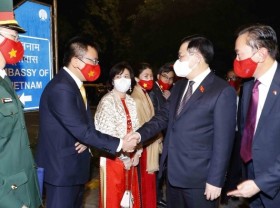 Image: NA Chairman meets Vietnamese community in India
