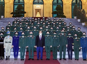 Image: President meets outstanding military women