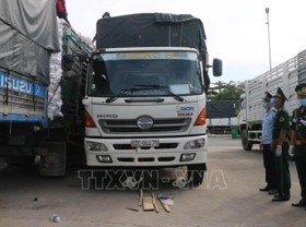 Image: Provinces tighten control along border after Cambodia records first Omicron variant case