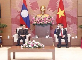 Image: Top Vietnamese, Lao legislators hold talks