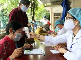 Image: Vietnam aims to have 95% of senior citizens covered by health insurance by 2025