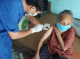 Image: Vietnam records 15,895 COVID-19 cases on December 18