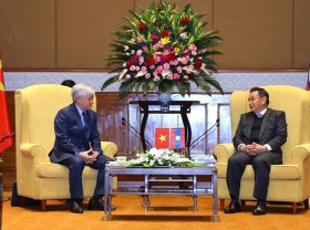 Image: Vietnamese front leader meets with Lao parliamentary leader
