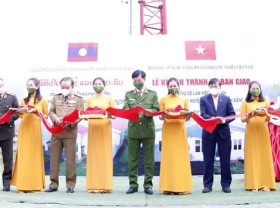 Image: Vietnamese ministry hands over first village police station to Laos