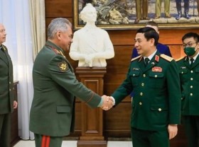 Image: Vietnamese, Russian defence ministers hold talks