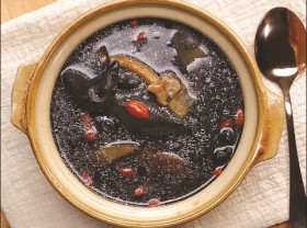 Image: Nutritious chicken soup warms up people in winter