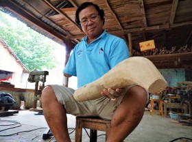 Image: One-armed man’s “unique” utensils from bamboo roots