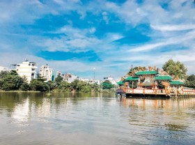 Image: The 300-year-old temple “floats” in the middle of the Saigon River, customers queue up to wait for the ferry to find the “mysterious” history