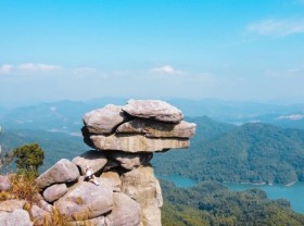 Image: The stacked stone block is precarious, pushing and not falling