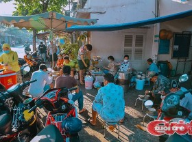 Image: This Saigon food stall sells porridge for less than ten US cents