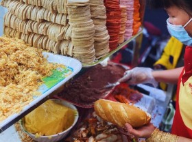 Image: Bread shops in Saigon, customers who want to eat have to queue for an hour