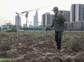 Image: Building a tent finding scrap metal in Thu Thiem