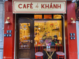Image: Celebrate Christmas in a European-style cafe