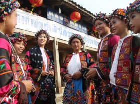 Image: Lo Lo people are flexible in traditional dance