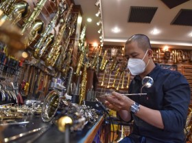 Image: Man repairs saxophones for over two decades in Ho Chi Minh City