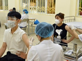 Image: Vietnam reports 17,000 new COVID-19 cases on December 30