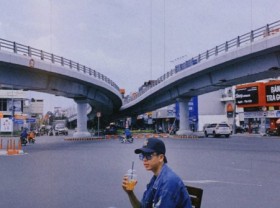 Image: Waiting for 2 hours, taking hundreds of check-in photos with the “iron bird” in Saigon