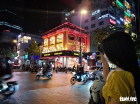 Image: Young people in Ho Chi Minh City experience ‘snow and snow’, enjoy the cool weather of the Christmas season