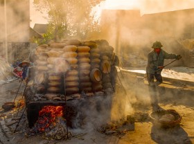 Image: Trù Sơn clay pot making village ramps up production for Tết