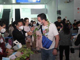 Image: Việt Nam receives international visitors with “vaccine passports”