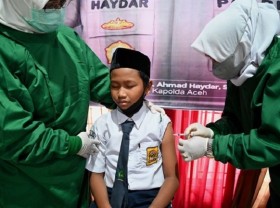 Image: Indonesia starts COVID-19 vaccinations for young children