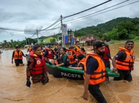 Image: Seven dead, more than 50,000 evacuated in Malaysia floods