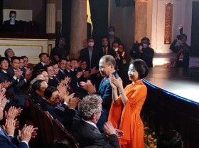 Image: Billionaire Pham Nhat Vuong’s spouse first appeared and introduced a mysterious Ao Dai