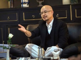 Image: Mr. Dang Le Nguyen Vu introduced the excellent news not inferior to Ms. Le Hoang Diep Thao