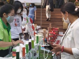 Image: Tet fair displays organic farm products and Vietnamese specialties
