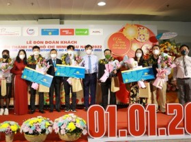 Image: HCMC rolls out red carpet to new year’s first tourists