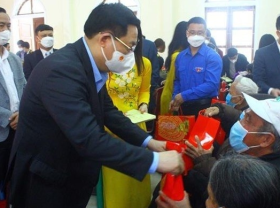 Image: NA Chairman presents Tet gifts to the poor, policy beneficiaries