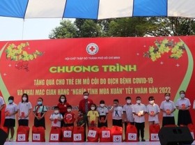 Image: COVID-19 orphans in Ho Chi Minh City receive Tet gifts