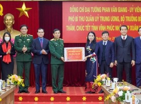 Image: Defence Minister pays pre-Tet visit to Vinh Phuc