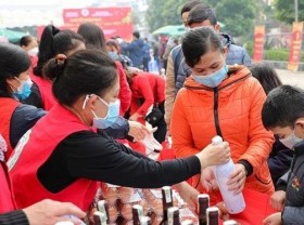 Image: Hanoi Red Cross Society supports poor, AO victims ahead of Tet