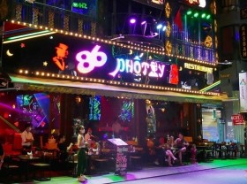 Image: Ho Chi Minh City to reopen bars, dance clubs from next week