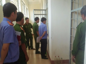 Image: Inmates borrowed the telephone from the district CA to ‘report house’ however referred to as the provincial CA to denounce, 9 officers had been disciplined