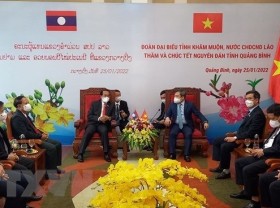 Image: Khammoune's leader pays pre-Tet visit to Quang Binh province