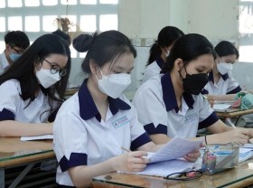 Image: More secondary, high school students in Ho Chi Minh City return to school