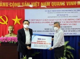 Image: RoK, Japan localities donate medical supplies to Can Tho in COVID-19 fight