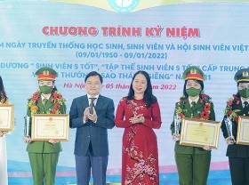 Image: Students with outstanding achievements honoured