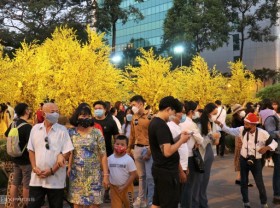 Image: Ong Do Street in Ho Chi Minh City is crowded before Tet