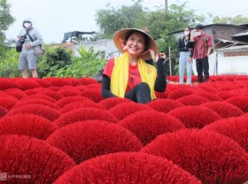 Image: Playing Tet in incense village nearly 100 years old