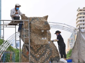 Image: The flower road design site is in busy days to be completed on schedule scene on Nguyen Hue flower street 2022