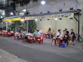 Image: The owner of a snail shop in Ho Chi Minh City “plays well” wearing 115 gold trees, curious customers flock to see