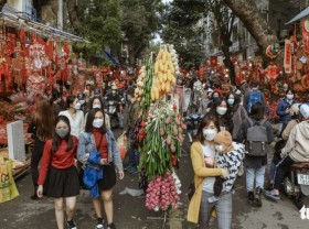 Image: 100-year-old market in Hanoi ‘dresses up’ in festive ambiance