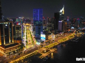 Image: Bach Dang Wharf Park attracts a large number of people after the embellishment