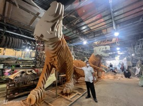 Image: Factory making tiger mascot Nguyen Hue flower street