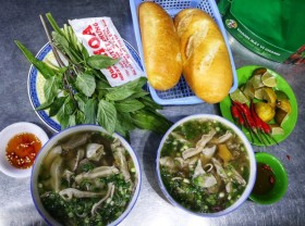 Image: Ho Chi Minh City stall sells blood pudding topped with pig organs
